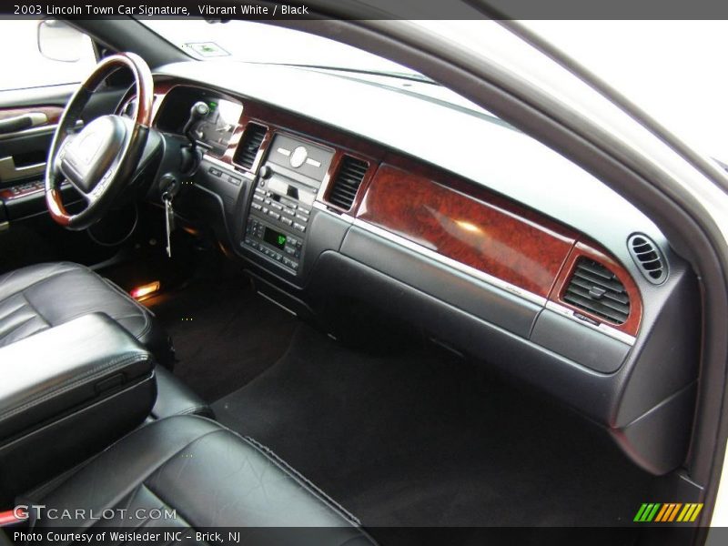 Vibrant White / Black 2003 Lincoln Town Car Signature
