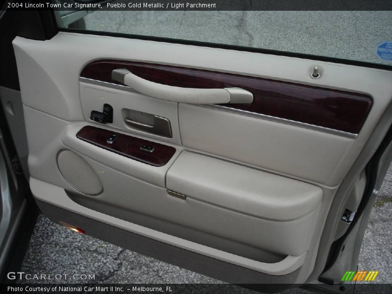 Pueblo Gold Metallic / Light Parchment 2004 Lincoln Town Car Signature