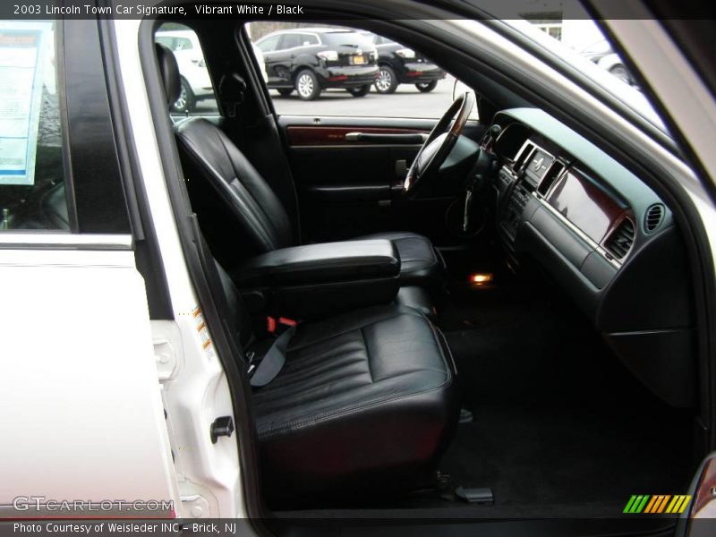 Vibrant White / Black 2003 Lincoln Town Car Signature