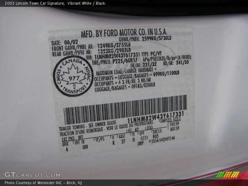 Vibrant White / Black 2003 Lincoln Town Car Signature