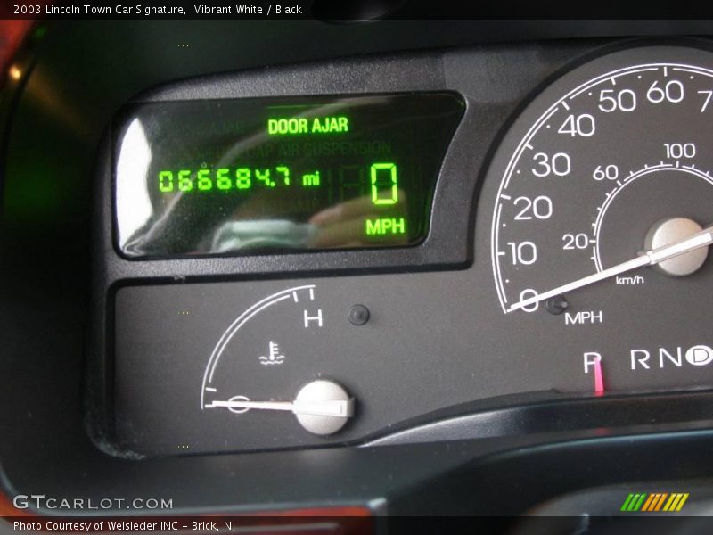 Vibrant White / Black 2003 Lincoln Town Car Signature