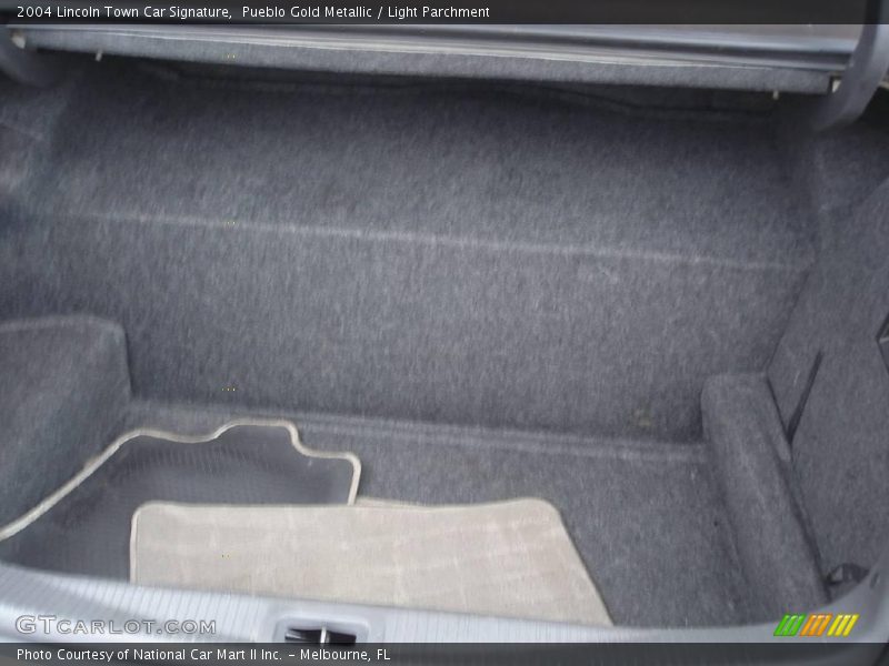 Pueblo Gold Metallic / Light Parchment 2004 Lincoln Town Car Signature