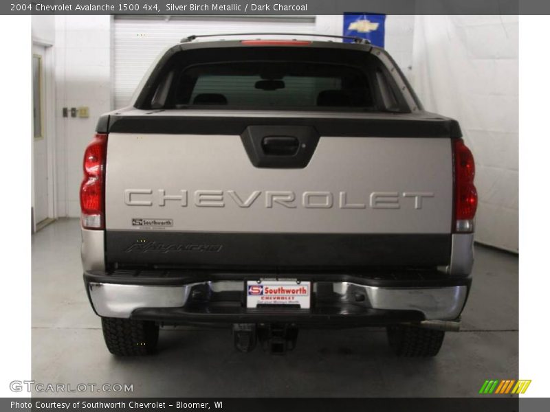 Silver Birch Metallic / Dark Charcoal 2004 Chevrolet Avalanche 1500 4x4