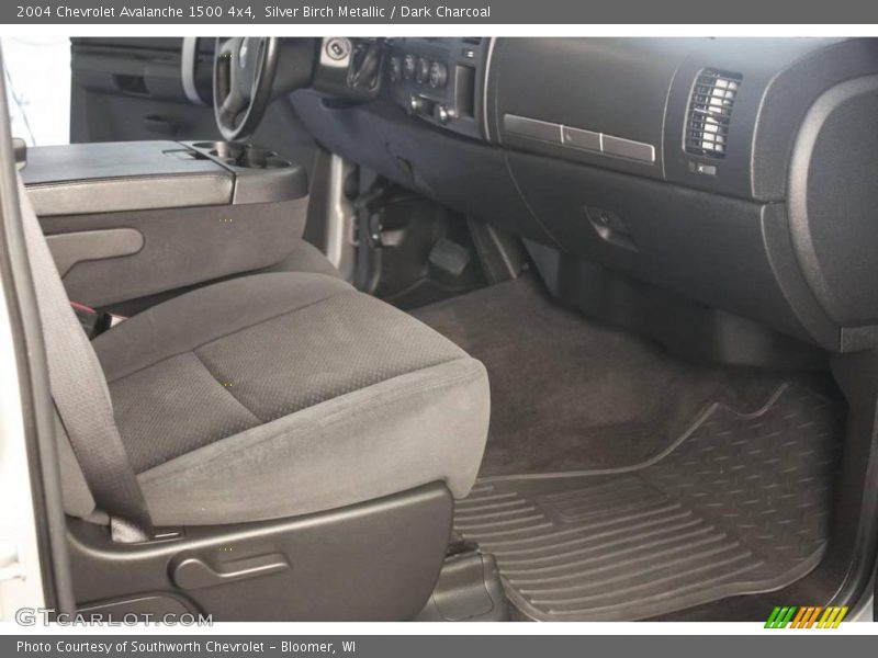 Silver Birch Metallic / Dark Charcoal 2004 Chevrolet Avalanche 1500 4x4
