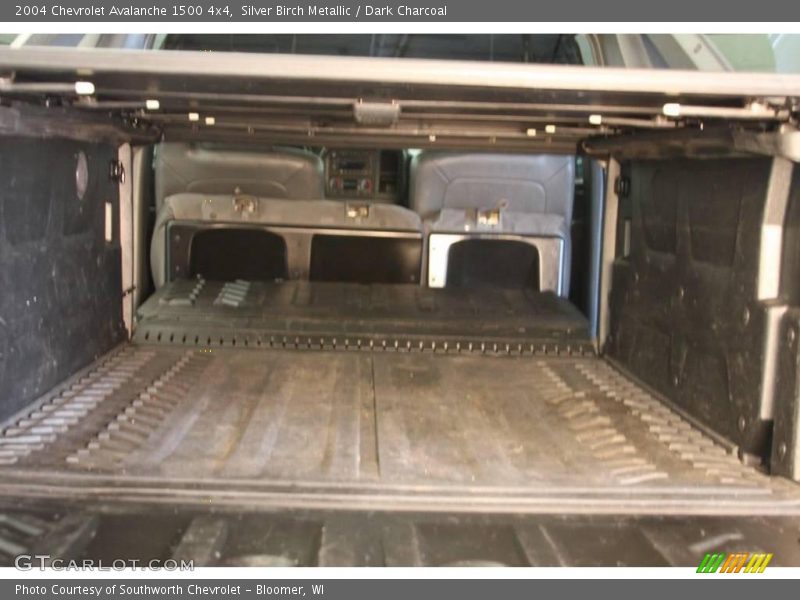 Silver Birch Metallic / Dark Charcoal 2004 Chevrolet Avalanche 1500 4x4