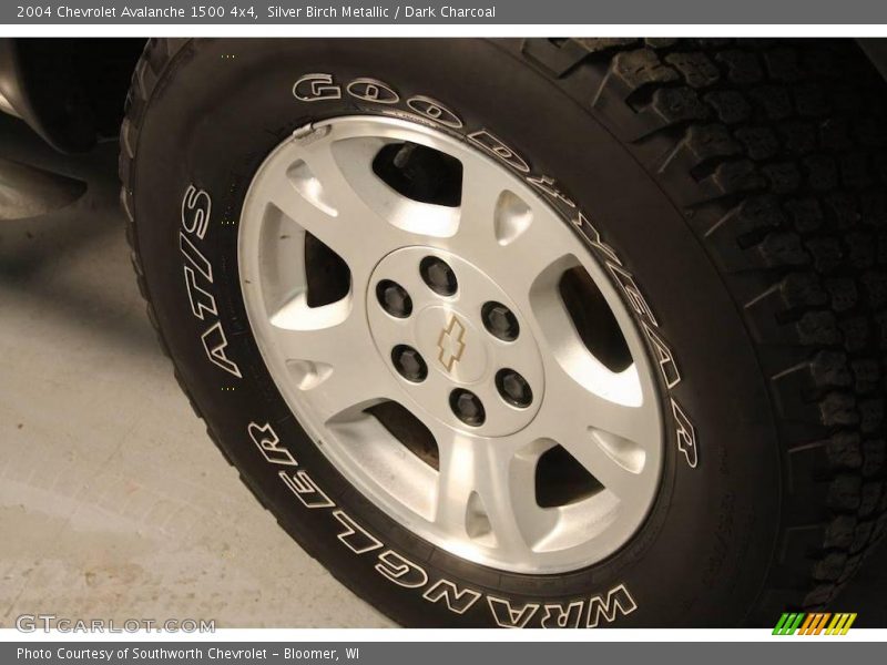 Silver Birch Metallic / Dark Charcoal 2004 Chevrolet Avalanche 1500 4x4
