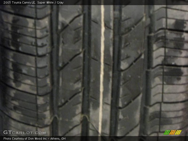 Super White / Gray 2005 Toyota Camry LE