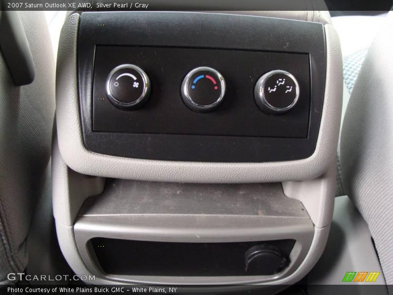 Silver Pearl / Gray 2007 Saturn Outlook XE AWD