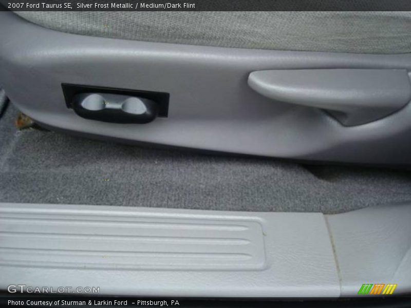 Silver Frost Metallic / Medium/Dark Flint 2007 Ford Taurus SE