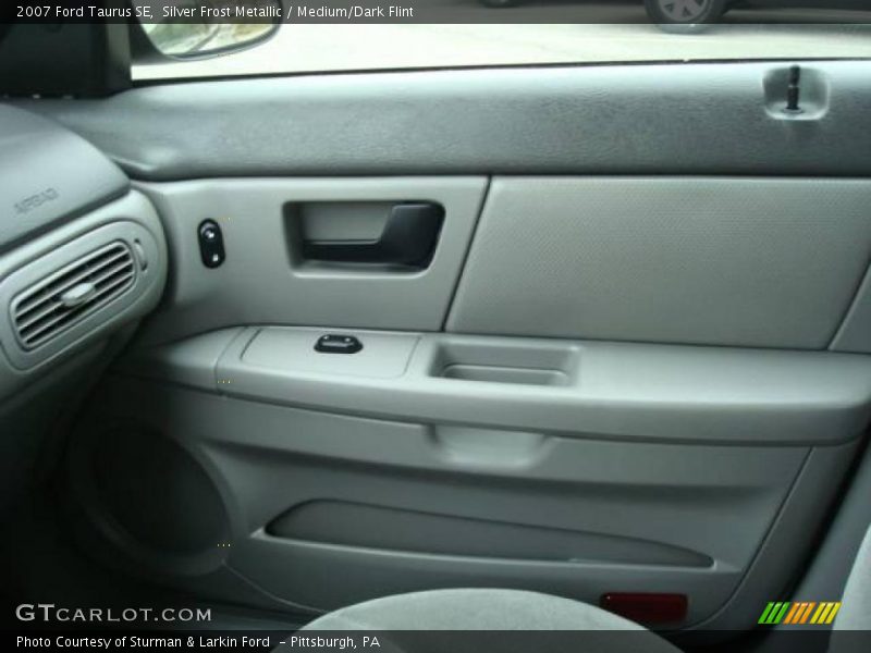Silver Frost Metallic / Medium/Dark Flint 2007 Ford Taurus SE