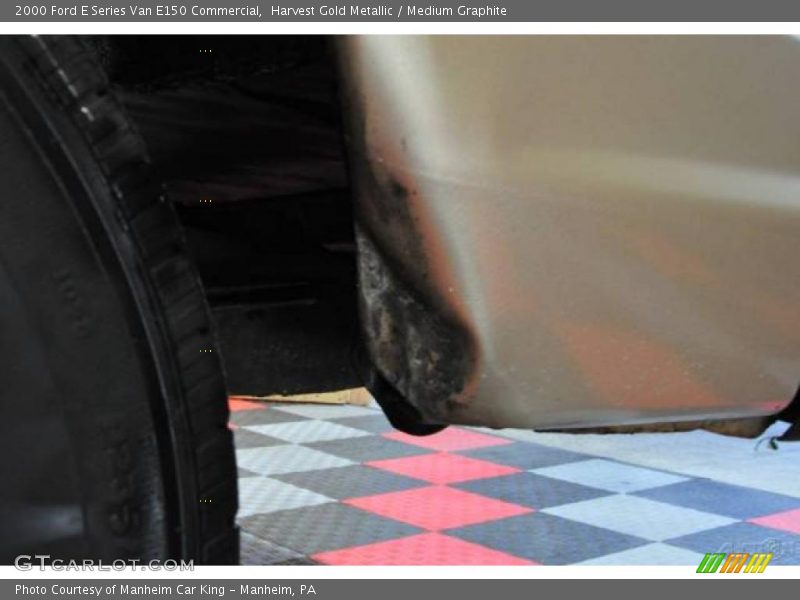 Harvest Gold Metallic / Medium Graphite 2000 Ford E Series Van E150 Commercial