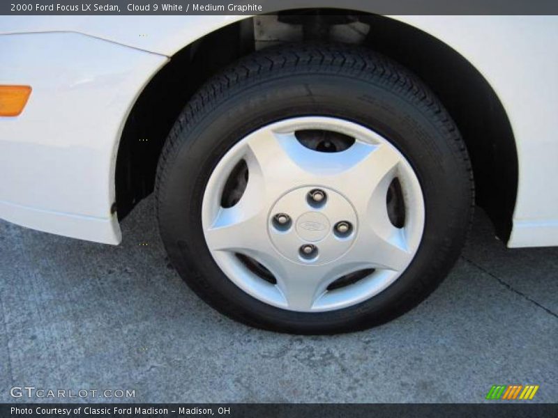 Cloud 9 White / Medium Graphite 2000 Ford Focus LX Sedan