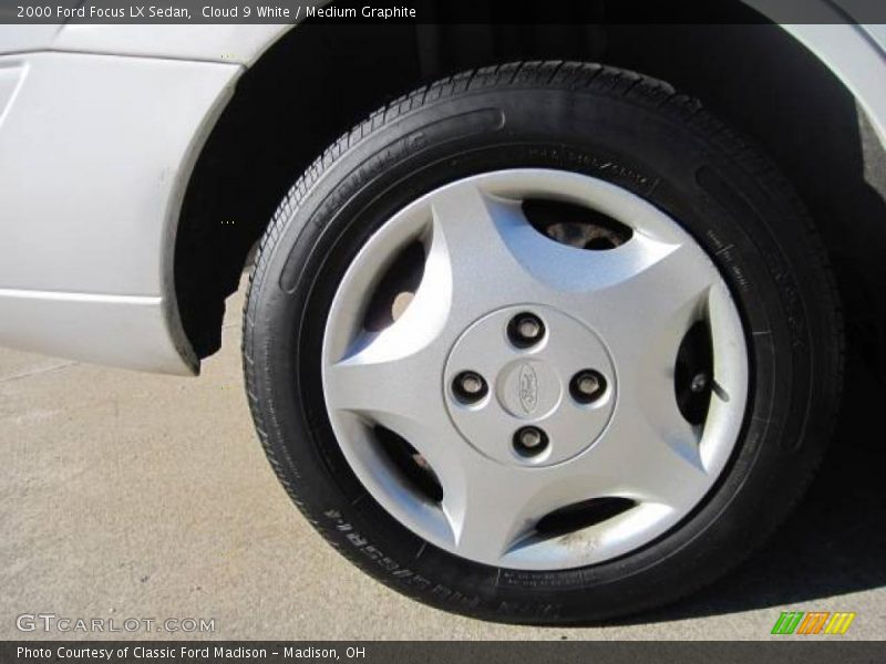 Cloud 9 White / Medium Graphite 2000 Ford Focus LX Sedan