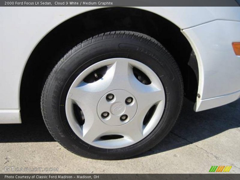 Cloud 9 White / Medium Graphite 2000 Ford Focus LX Sedan