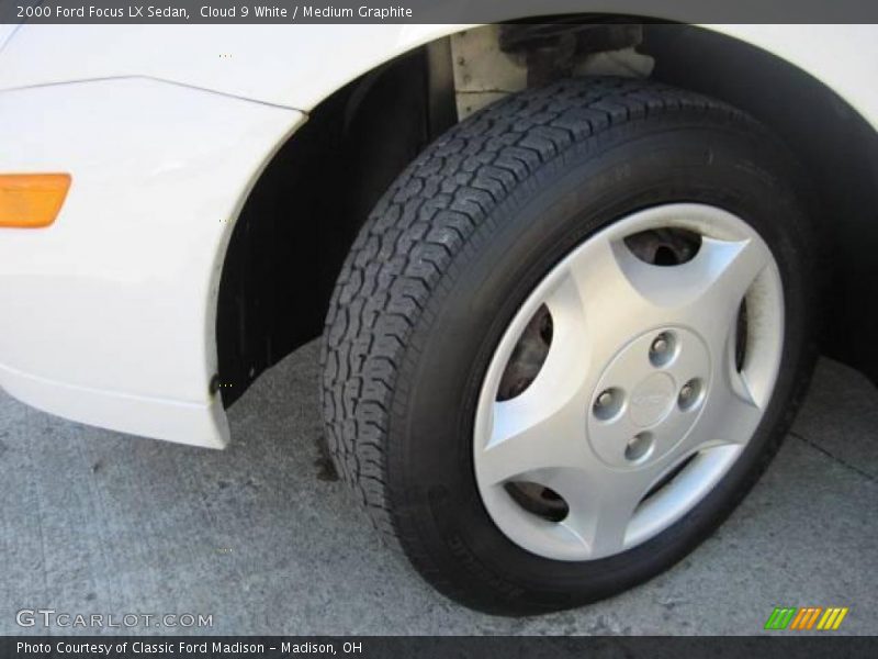 Cloud 9 White / Medium Graphite 2000 Ford Focus LX Sedan