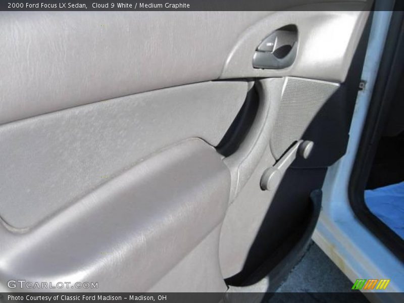 Cloud 9 White / Medium Graphite 2000 Ford Focus LX Sedan