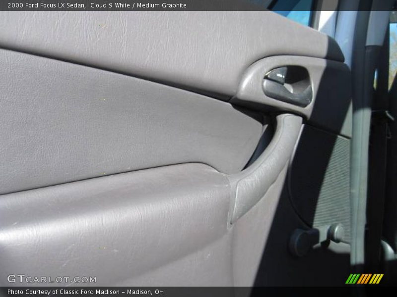 Cloud 9 White / Medium Graphite 2000 Ford Focus LX Sedan