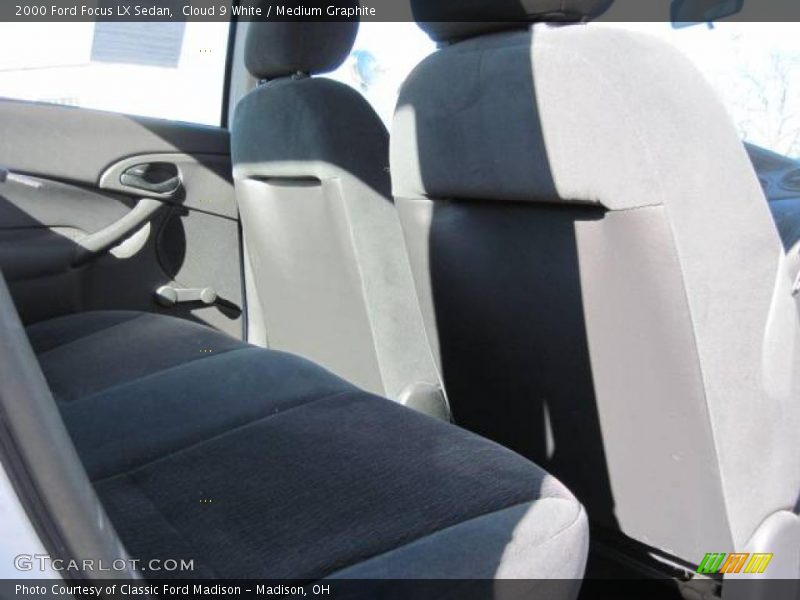 Cloud 9 White / Medium Graphite 2000 Ford Focus LX Sedan