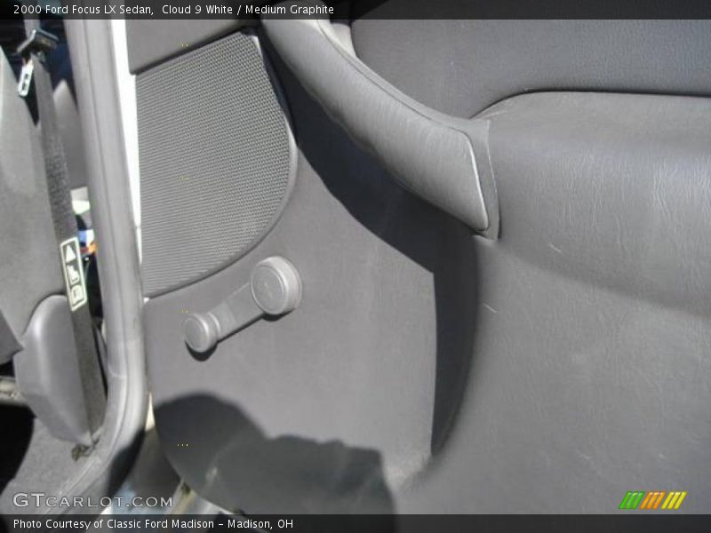Cloud 9 White / Medium Graphite 2000 Ford Focus LX Sedan