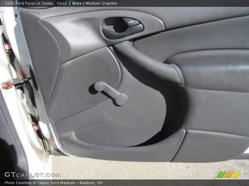 Cloud 9 White / Medium Graphite 2000 Ford Focus LX Sedan