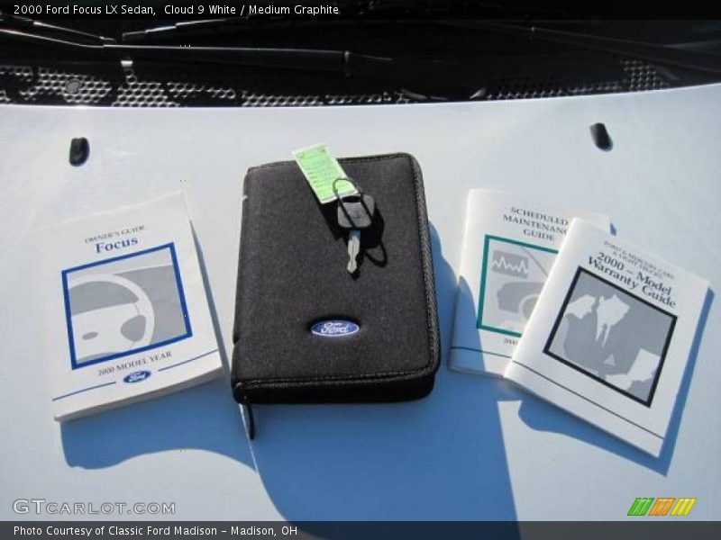 Cloud 9 White / Medium Graphite 2000 Ford Focus LX Sedan