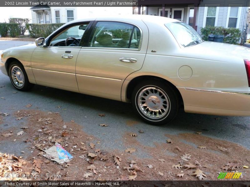 Ivory Parchment Pearl / Light Parchment 2002 Lincoln Town Car Cartier