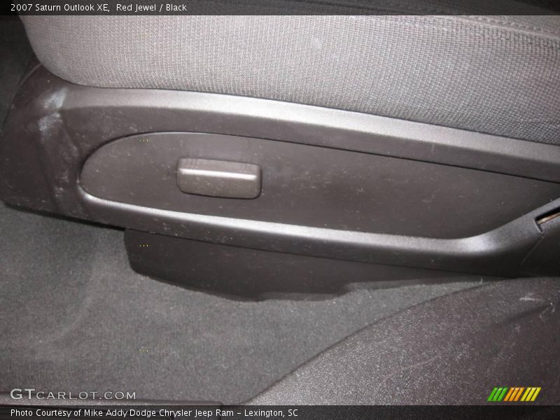 Red Jewel / Black 2007 Saturn Outlook XE
