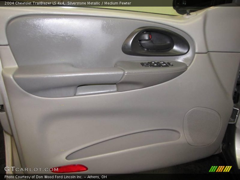 Silverstone Metallic / Medium Pewter 2004 Chevrolet TrailBlazer LS 4x4