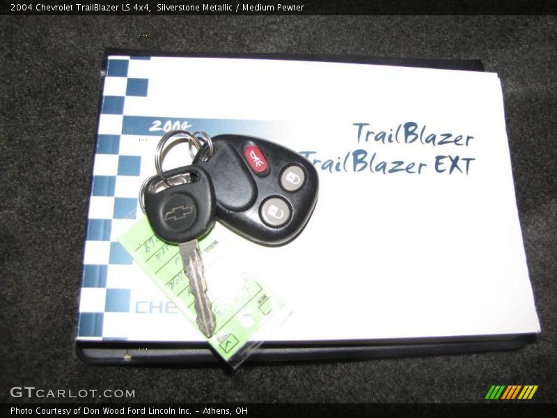 Silverstone Metallic / Medium Pewter 2004 Chevrolet TrailBlazer LS 4x4