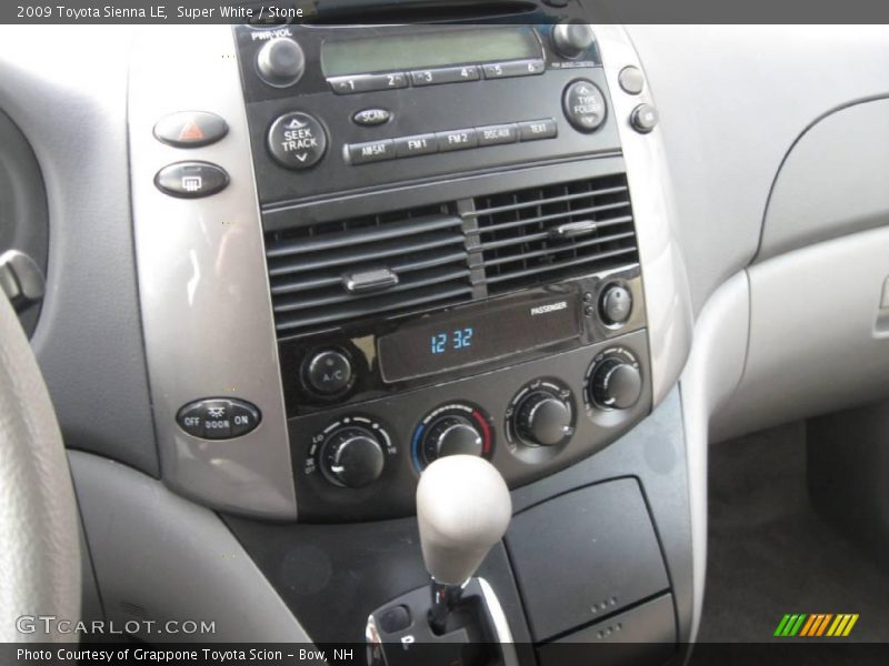 Super White / Stone 2009 Toyota Sienna LE