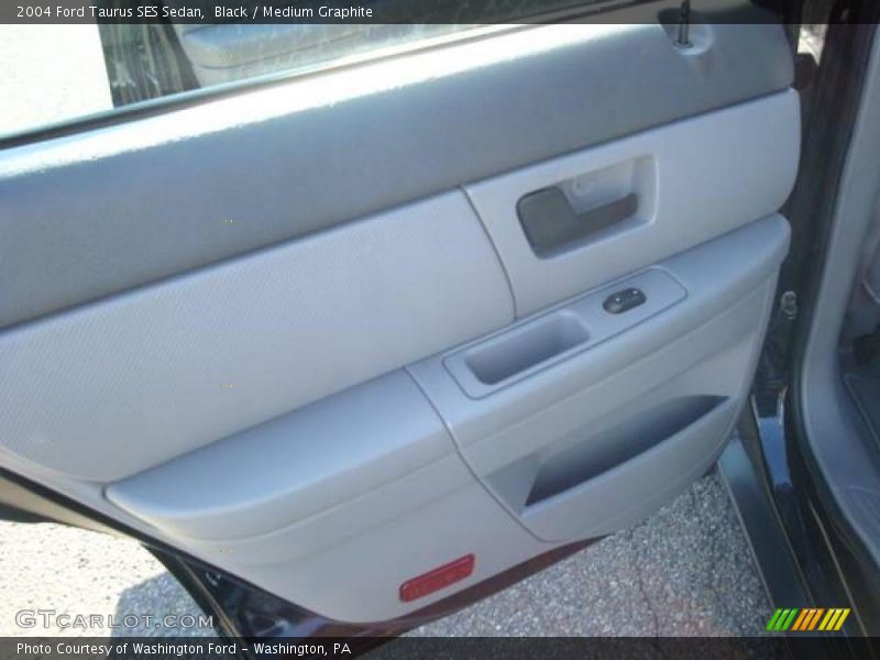 Black / Medium Graphite 2004 Ford Taurus SES Sedan