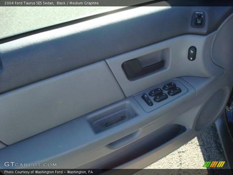 Black / Medium Graphite 2004 Ford Taurus SES Sedan