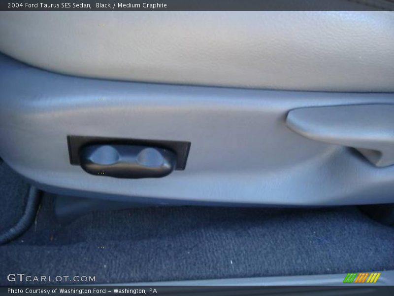Black / Medium Graphite 2004 Ford Taurus SES Sedan