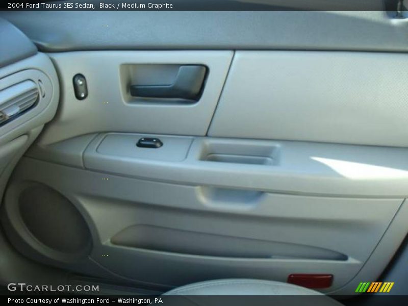 Black / Medium Graphite 2004 Ford Taurus SES Sedan