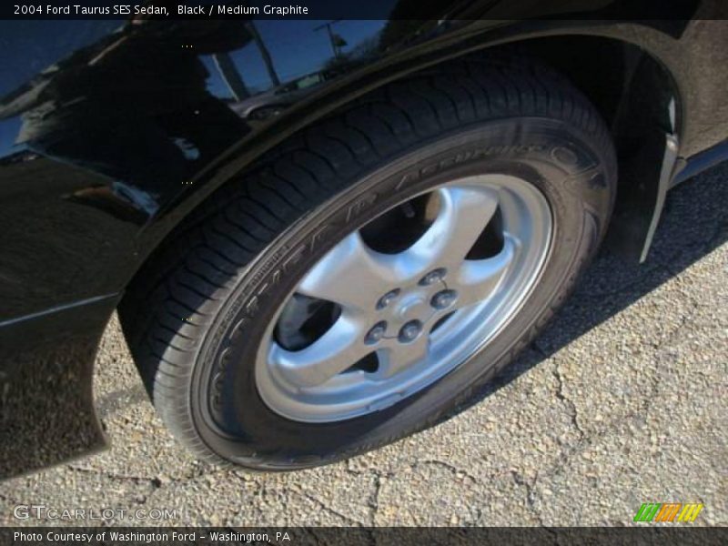 Black / Medium Graphite 2004 Ford Taurus SES Sedan