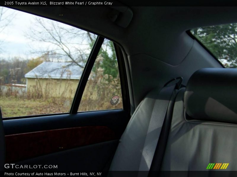 Blizzard White Pearl / Graphite Gray 2005 Toyota Avalon XLS