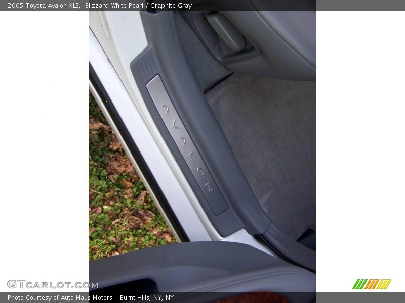 Blizzard White Pearl / Graphite Gray 2005 Toyota Avalon XLS