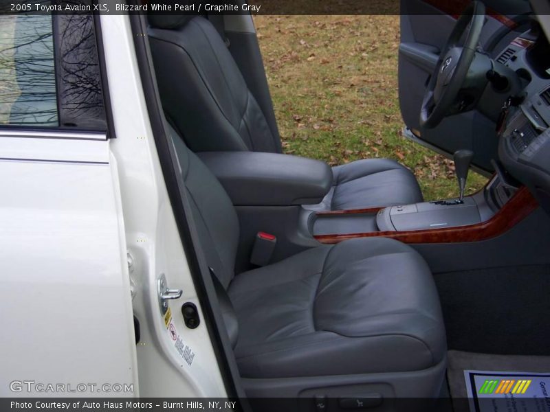Blizzard White Pearl / Graphite Gray 2005 Toyota Avalon XLS