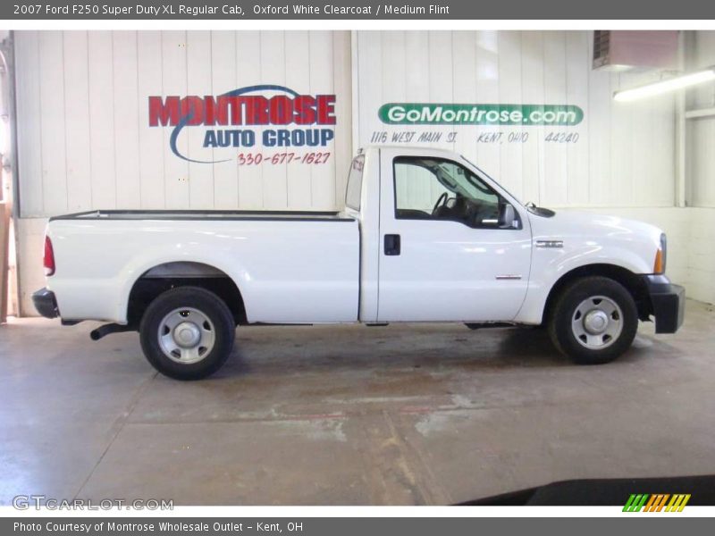 Oxford White Clearcoat / Medium Flint 2007 Ford F250 Super Duty XL Regular Cab