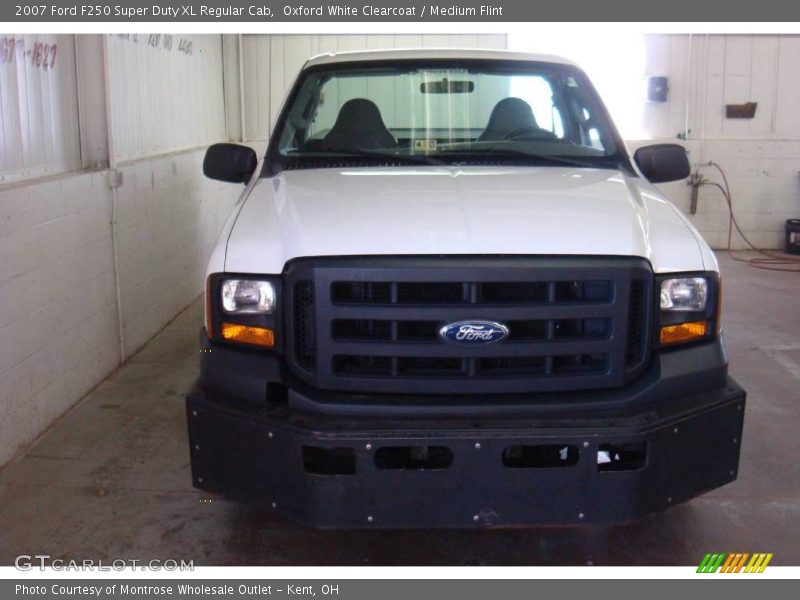 Oxford White Clearcoat / Medium Flint 2007 Ford F250 Super Duty XL Regular Cab