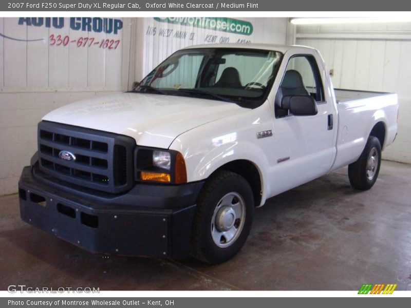 Oxford White Clearcoat / Medium Flint 2007 Ford F250 Super Duty XL Regular Cab