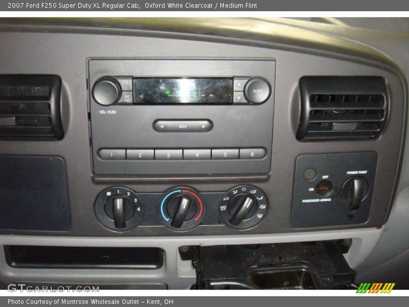 Oxford White Clearcoat / Medium Flint 2007 Ford F250 Super Duty XL Regular Cab