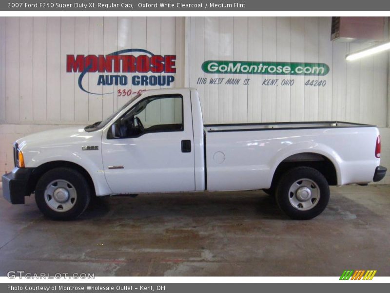 Oxford White Clearcoat / Medium Flint 2007 Ford F250 Super Duty XL Regular Cab