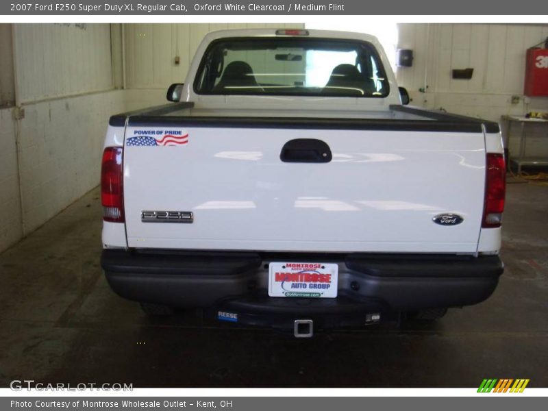 Oxford White Clearcoat / Medium Flint 2007 Ford F250 Super Duty XL Regular Cab