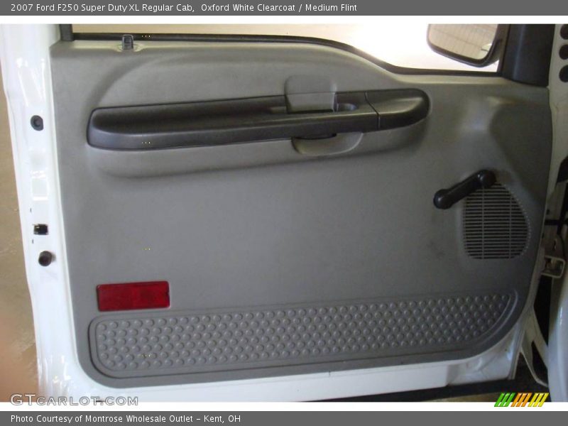 Oxford White Clearcoat / Medium Flint 2007 Ford F250 Super Duty XL Regular Cab