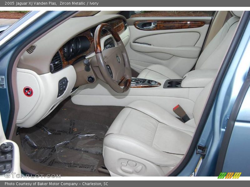 Zircon Metallic / Ivory 2005 Jaguar XJ Vanden Plas