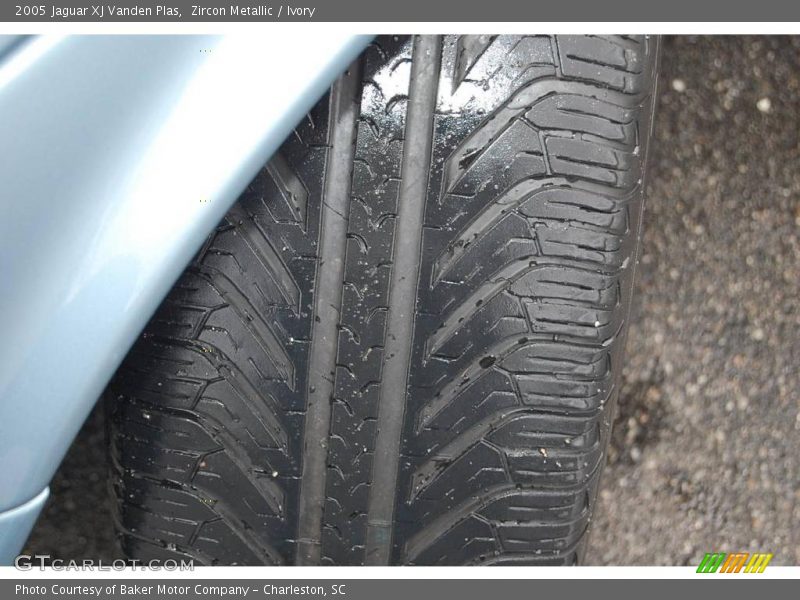 Zircon Metallic / Ivory 2005 Jaguar XJ Vanden Plas