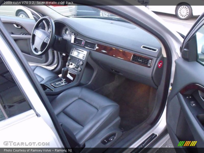 Silver Metallic / Off Black 2009 Volvo V70 3.2