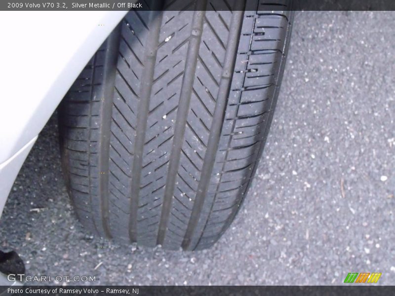 Silver Metallic / Off Black 2009 Volvo V70 3.2