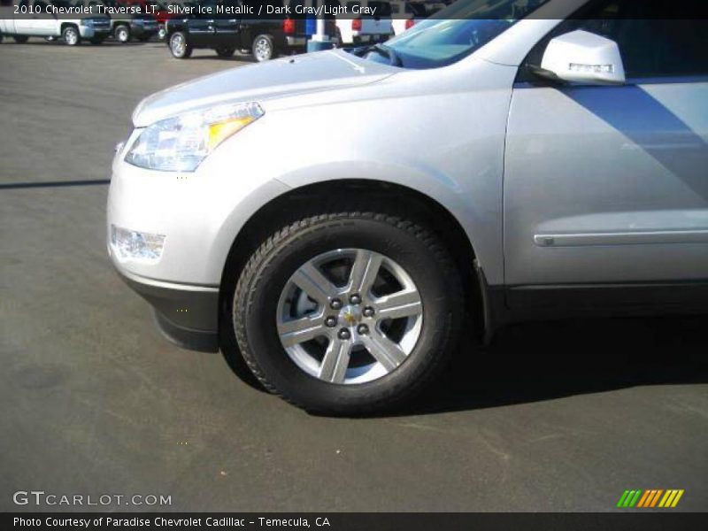 Silver Ice Metallic / Dark Gray/Light Gray 2010 Chevrolet Traverse LT